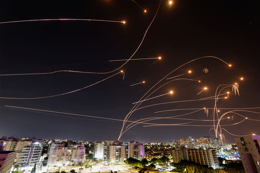 মুহুর্মুহু রকেট হামলা, গুলি, মর্টারের শব্দে গত শনিবার থেকে ভরে উঠেছে ইজ়রায়েল এবং প্যালেস্টাইনের আকাশ-বাতাস। শনিবার থেকে যুদ্ধে জড়িয়েছে দুই পক্ষ। প্যালেস্তিনীয় সশস্ত্র বাহিনী হামাসই শনিবার প্রথম আঘাত হানে ইজ়রায়েলে। আকাশ, স্থল এবং জলপথে হামলা চালানোর পাশাপাশি পাঁচ হাজারের বেশি রকেট হামলা চালায় ইজ়রায়েলে। তিন দিন কেটে গেলেও যুদ্ধ থামার কোনও নাম নেই। পরিস্থিতি আরও ভয়ঙ্কর আকার নিচ্ছে।