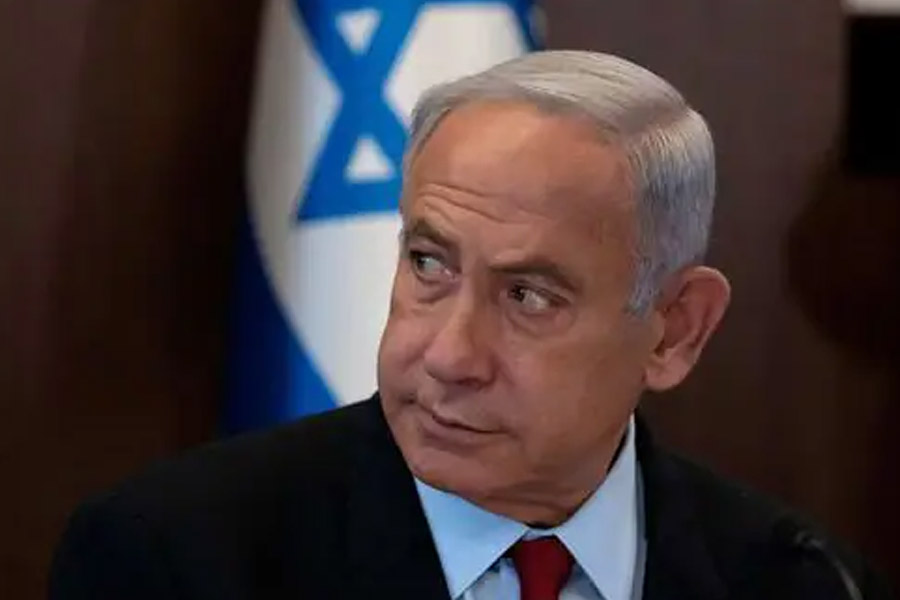 হামলার জোরদার জবাব দিচ্ছে ইজ়রায়েলও। পুরো গাজ়া ভূখণ্ডকে অবরুদ্ধ করে ফেলে চার দিক থেকে হামলা চালাচ্ছে তারা। হামাসের গোপন ডেরাগুলি চিহ্নিত করে একের পর এক রকেট এবং ক্ষেপণাস্ত্র হামলা চালাচ্ছে ইজ়রায়েল। প্রধানমন্ত্রী বেঞ্জামিন নেতানিয়াহু হুঁশিয়ারি দিয়ে বলেছেন, “ওরা (হামাস) যুদ্ধ শুরু করেছে। শেষ করে ছাড়ব আমরা।” সব মিলিয়ে এই লড়াইয়ে গত তিন দিনে দেড় হাজারেরও বেশি মানুষের মৃত্যু হয়েছে। বহু মানুষ আহত।