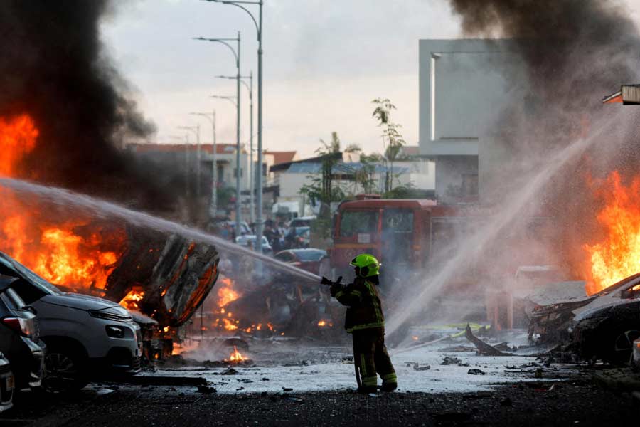কাউন্সিল অন ফরেন রিলেশনস (সিএফআর)-এর রিপোর্ট বলেছে, গোপন রাস্তা এবং সুড়ঙ্গের মাধ্যমে যে সব প্রয়োজনীয় সামগ্রী আসে, সেগুলির উপর হামাসের চাপানো করের টাকাও তাদের বিপুল অর্থ ভান্ডারের উৎস। সেই করের মাধ্যমে বছরে ১০০ কোটি টাকা আয় হয় হামাসের। বেশ কয়েকটি রিপোর্টে দাবি করা হয়েছে, ইরান এবং তুরস্ক ছাড়াও সিরিয়াও হামাসকে সমর্থন করে।
