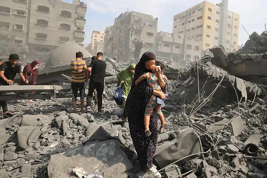 ইজ়রায়েল হামাসের প্রতিটি গতিবিধি লক্ষ রাখলেও কী ভাবে এই হামলা চালাতে সক্ষম হল, তা নিয়ে নানা রকম তথ্য উঠে আসছে।