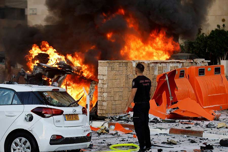 বেশ কয়েকটি সূত্র বলছে, প্রযুক্তির উপর নির্ভর করে নয়, জনে জনে সংযোগ বাড়িয়ে হামলার ব্লুপ্রিন্ট তৈরি করেছিল হামাস। কারণ তারা জানত, প্রযুক্তি ব্যবহার করে ইজ়রায়েল তাদের প্রতিটি পদক্ষেপের উপর নজর রাখছে। ফলে ইজ়রায়েলের গোয়েন্দারাও হামাসের এই পদক্ষেপ নজরবন্দি করতে পারেনি।