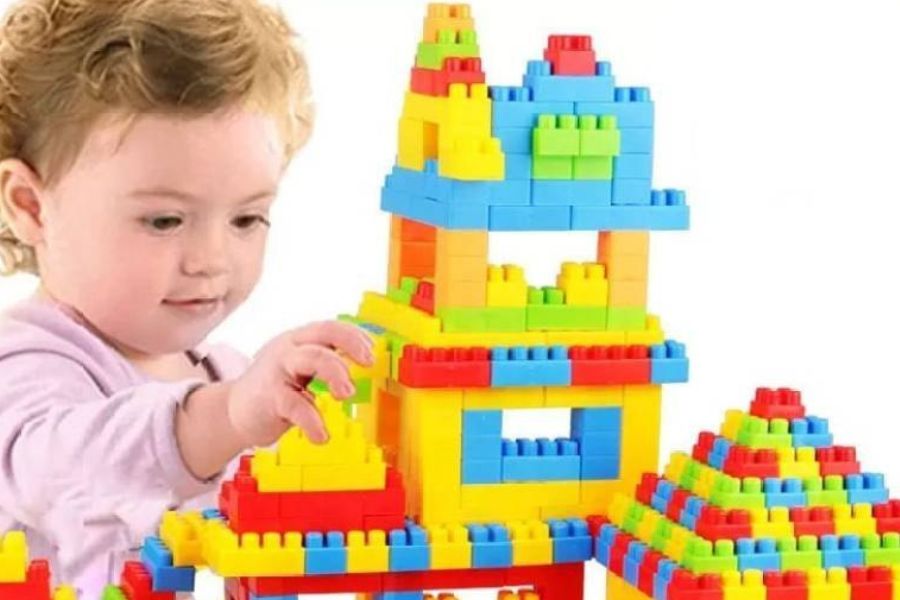 ব্লক গেম। বিভিন্ন আকারের রঙিন ব্লক। নির্দিষ্ট ফাঁকা জায়গায় বসাতে হয়।