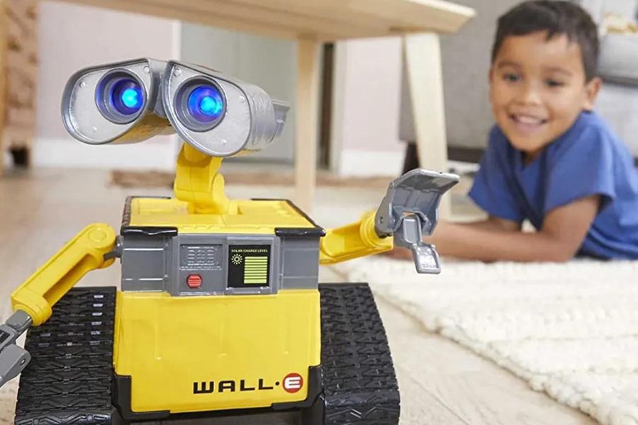 যান্ত্রিক খেলনা: বিভিন্ন প্রকারের জিনিস খোলা অবস্থায় থাকে। সেগুলি ব্লক মিলিয়ে জোড়া দেওয়ার খেলনা। রোল প্লে খেলনা: বিভিন্ন পেশার পোশাক,  সরঞ্জাম। যেমন ডাক্তর, রান্নার শেফ, ইত্যাদি। বাচ্চার মধ্যে অনুসন্ধিৎসু ভাবের প্রকাশে সাহায্য করে এই খেলনা।