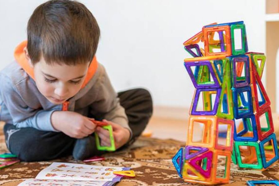 ‘প্রি-স্কুল’ বাচ্চা - ৯ বছর বয়েস পর্যন্ত - যখন নানা বাড়ির ভিতরে ও বাইরে খেলার  বৈদ্যুতিন সরঞ্জাম,  মিউজিক্যাল যন্ত্রের প্রতি বাচ্চা উৎসাহ বোধ করে।