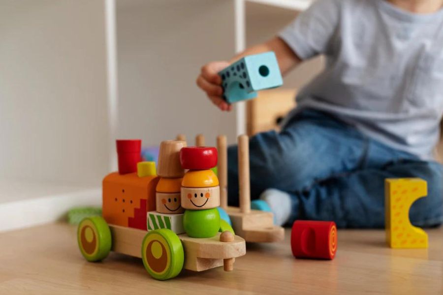 আদর্শ খেলনা - চারু বা কারুকলা। ড্রইং খাতা ও রং পেন্সিল, খেলনা বিল্ডিং তৈরির সেট। বসে বসে আঁকলে ধৈর্য বাড়ে, একাগ্রতা তৈরি হয়। খেলনা বিল্ডিংয়ের ছোট ছোট ব্লক জুড়ে বাড়ি বানানোর খেলায় বাচ্চার মগজে সৃষ্টিশীলতা গুণ তৈরি হয়।