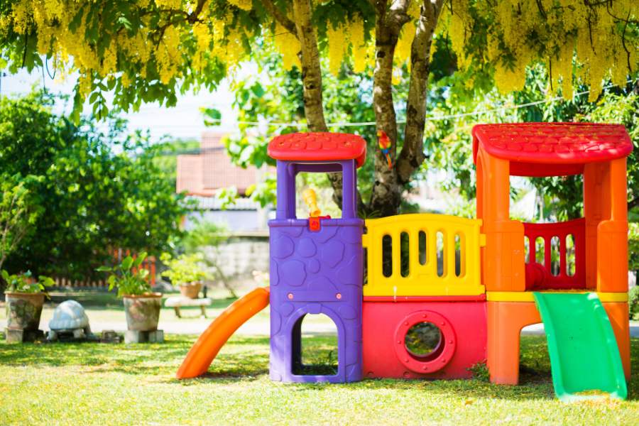 পাজলস্ গেম - এই খেলনা খেললে বাচ্চার মানসিকতায় সমন্বয় দক্ষতার বিকাশ ঘটে। এছাড়াও ক্যারম বোর্ড,  লুডো গেম,  ফুটবল,  ক্রিকেট এ ধরনের গেম সতীর্থ ও সহপাঠীদের সঙ্গে বাচ্চার মিলেমিশে দলগত খেলার অভ্যেস ও মানসিকতা সৃষ্টি করে।