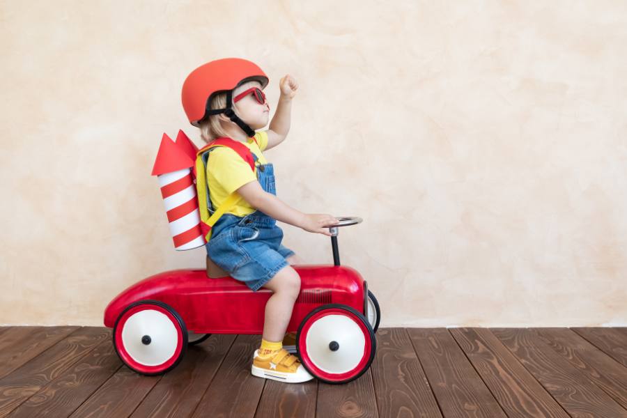 খেলনা পিয়ানো, গিটার। সুর-তালের প্রতি উৎসাহ বাড়ে। মন খারাপ ভাব যে বাচ্চাদের মধ্যে বেশি, তাদের মনে চাঙ্গা ভাব বাড়ে।