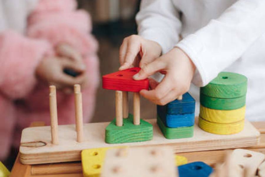 তবে বাচ্চার সবচেয়ে বড় ও প্রিয় খেলনা আপনি। মা ও বাবা-ই তো বাচ্চাকে তার যে কোনও খেলনা কীভাবে খেলতে হয়,  শেখান!