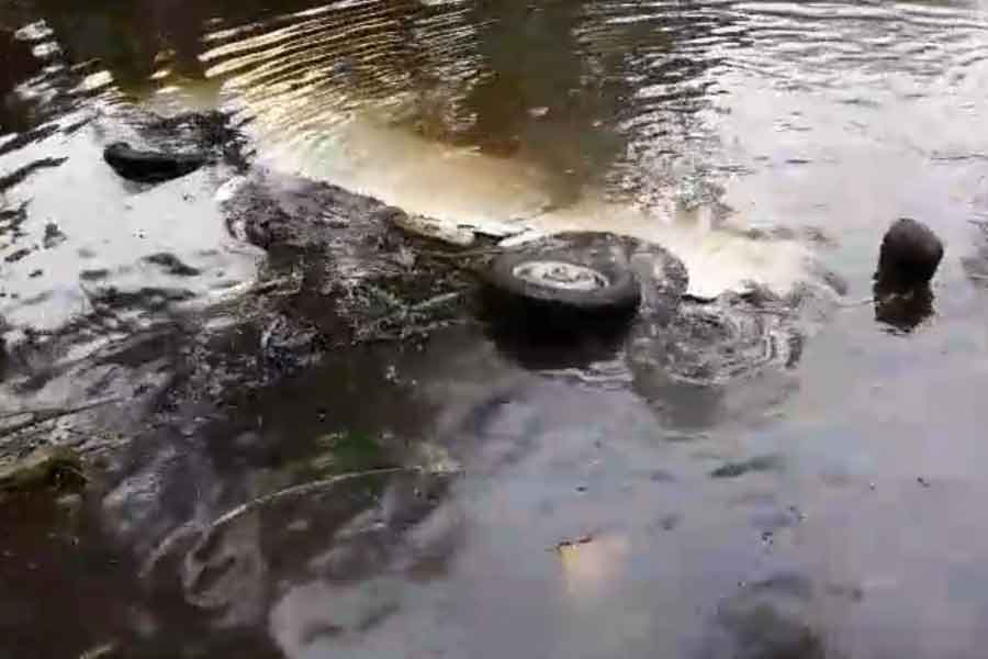 One student dies and many injured as school bus fall into the pond in Tamluk