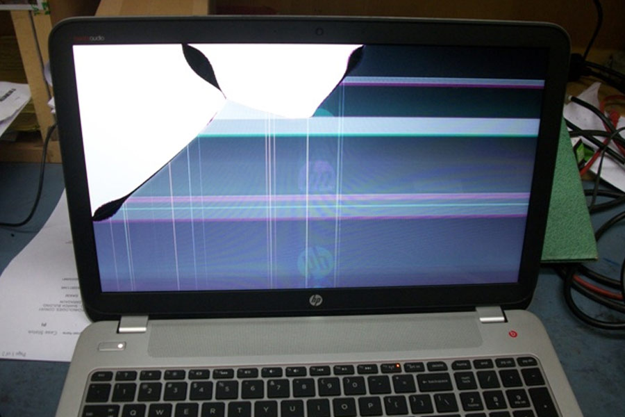 Man orders MacBook from amazon during sale, receives broken HP laptop instead.