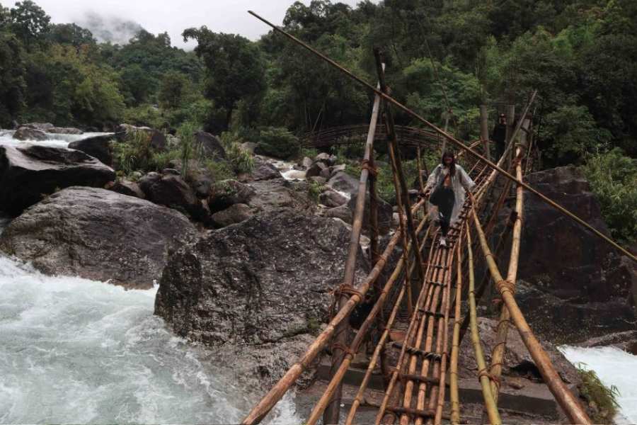 কিন্তু এক দিন সেখানে হাজির হয় কেটি ওরফে কেতকী। এবং তাঁর আঙুলে পরা আংটি দেখিয়ে বিলেত ফেরত ব্যারিস্টার অমিতকে নিজের বলে দাবি করেন। ভেঙে যায় অমিত-লাবণ্যের বিয়ের তোড়জোড়।