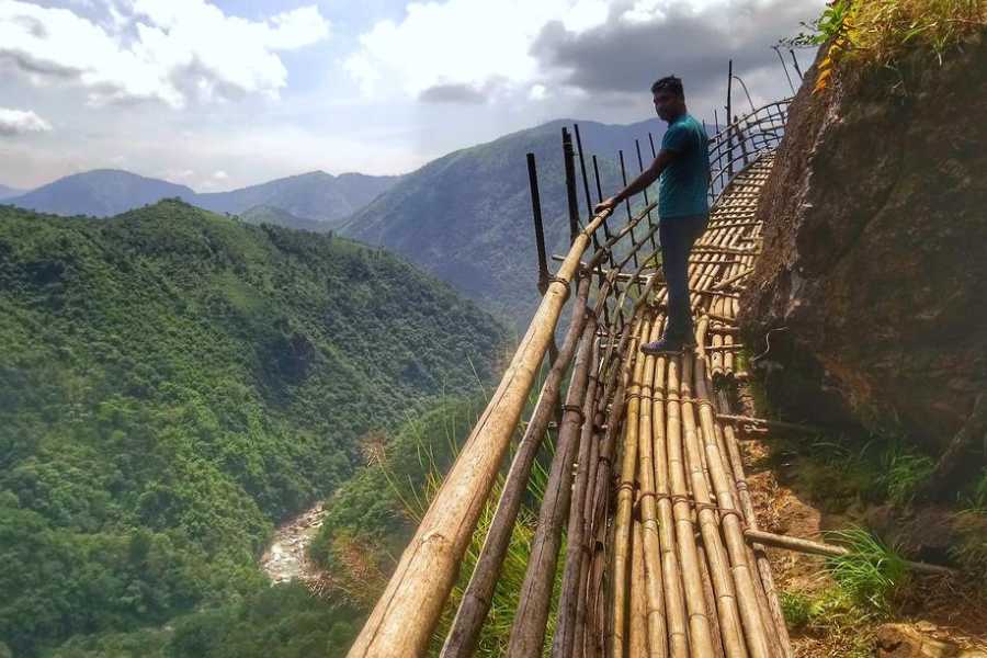 জানা যায়নি, কিম্বা বিশ্বকবি কোথাও কোনও ভাবে প্রমাণ রেখে যাননি যে,  শিলংয়ের পটভূমিতে সৃষ্ট তাঁর এই অমর ত্রিকোণ প্রেমের উপন্যাস ওই শৈল শহরেরই সুপ্রাচীন তিন প্রস্তরশিলার প্রেমের লোকগাঁথা থেকে অনুপ্রাণিত কিনা? যদিও অবশ্য সেই প্রাকৃতিক বস্তুর ত্রিকোণ প্রেমের পরিণতি রক্তাক্ত!