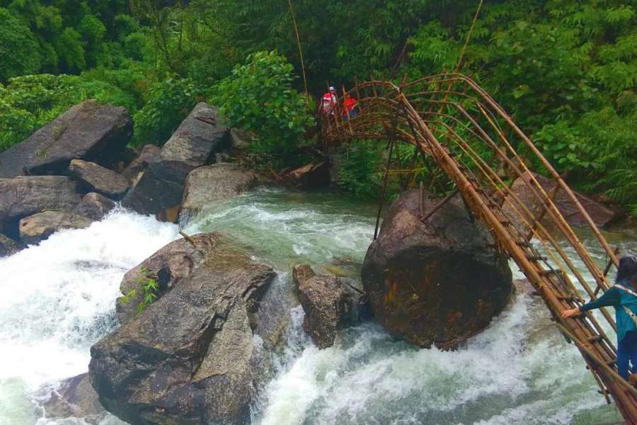 শিলং থেকে মাত্র ৪৮ কিলোমিটার দূরে মেঘালয় পূর্ব খাসি পার্বত্য জেলা পাইনুরস্লা তফসিলের অন্তর্গত একটি গ্রাম ওয়াহখেন। সেখানে খাড়াই পাহাড়ের পাশে আর কোথাও কোথাও চারদিক জঙ্গলে ঘেরা ওয়াহরিউ নদীর উপরে সম্পূর্ণ বাঁশের বানানো দীর্ঘ ৭ কিলোমিটার ব্যাপি ‘ট্রেল’  বিখ্যাত,  দেশবিদেশের ট্রেকারদের কাছে,  অতুলনীয় ট্রেকিংয়ের জন্য। 