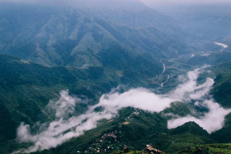 যে রোমাঞ্চকর বাঁশের ট্রেকিং পথে পড়ে তিনটি বিশালাকায় রাক্ষুসে সাইজের প্রস্তরশিলা। কথিত আছে,  এর একটা, যার নাম,  ইউ মাওরিংথাং, মেঘালয়ের একক বৃহত্তম শিলা। যাকে ওয়াহখেন গ্রামে বলা হয়, ‘শিলার রাজা’! 