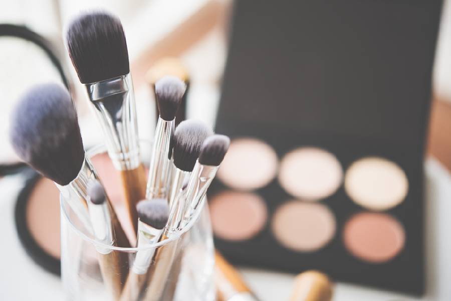 চিকিৎসকদের মতে, অন্যের ব্যবহৃত মেকআপ সামগ্রী ব্যবহার করা বা নিজের মেকআপ অন্যের সঙ্গে ভাগ করা একেবারেই উচিত নয়। 