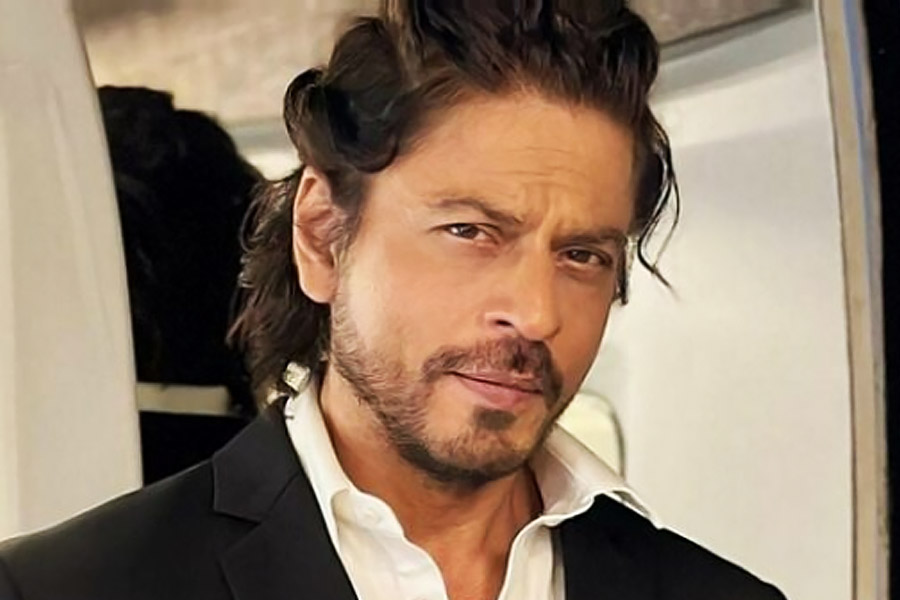 Which old school technique is followed by Shah Rukh Khan and Akshay Kumar 