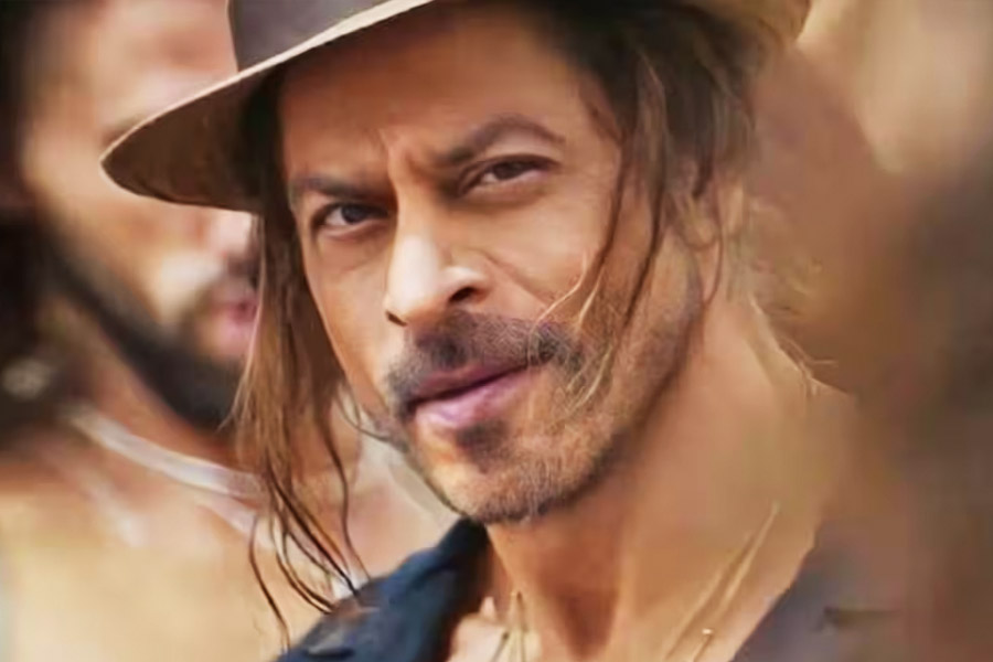 Which old school technique is followed by Shah Rukh Khan and Akshay Kumar 