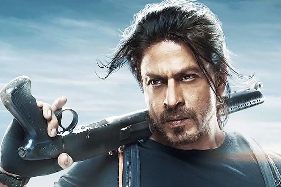 Which old school technique is followed by Shah Rukh Khan and Akshay Kumar 