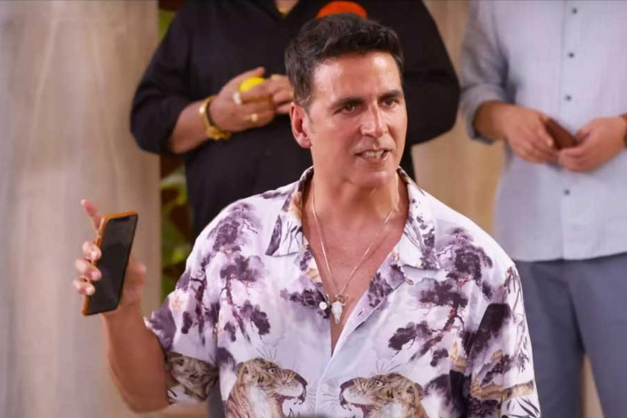 Which old school technique is followed by Shah Rukh Khan and Akshay Kumar 