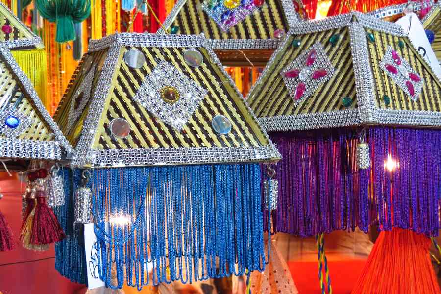 পুজোর উপহারে ভালবাসার পাশাপাশি থাক আলোর ছোঁয়া।