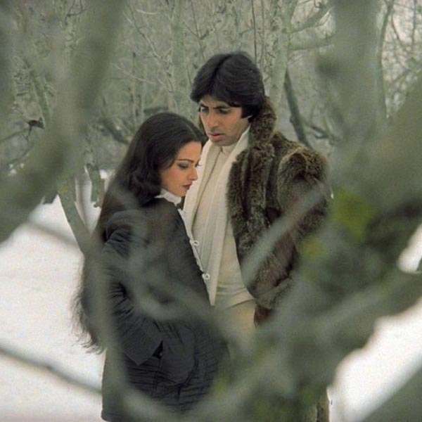 বলিপাড়া সূত্রে খবর, ১৯৭৬ সালে মুক্তিপ্রাপ্ত ‘দো অনজানে’ ছবির শুটিং চলাকালীন রেখার সঙ্গে বিবাহ-বহির্ভূত সম্পর্কে জড়িয়ে পড়েন অমিতাভ। সত্তরের দশক থেকেই দুই তারকার সম্পর্ক নিয়ে জলঘোলা শুরু হয়।