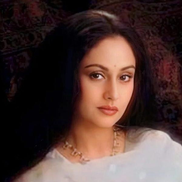 সাক্ষাৎকারে রেখা জানান, তাঁর সঙ্গে বড় পর্দায় অমিতাভকে রোম্যান্টিক দৃশ্যে অভিনয় করতে দেখে নাকি কেঁদে ফেলেছিলেন জয়া। এই ঘটনার পর অমিতাভ আর রেখার সঙ্গে কাজ না করার সিদ্ধান্ত নিয়েছিলেন বলে দাবি করেন রেখা।