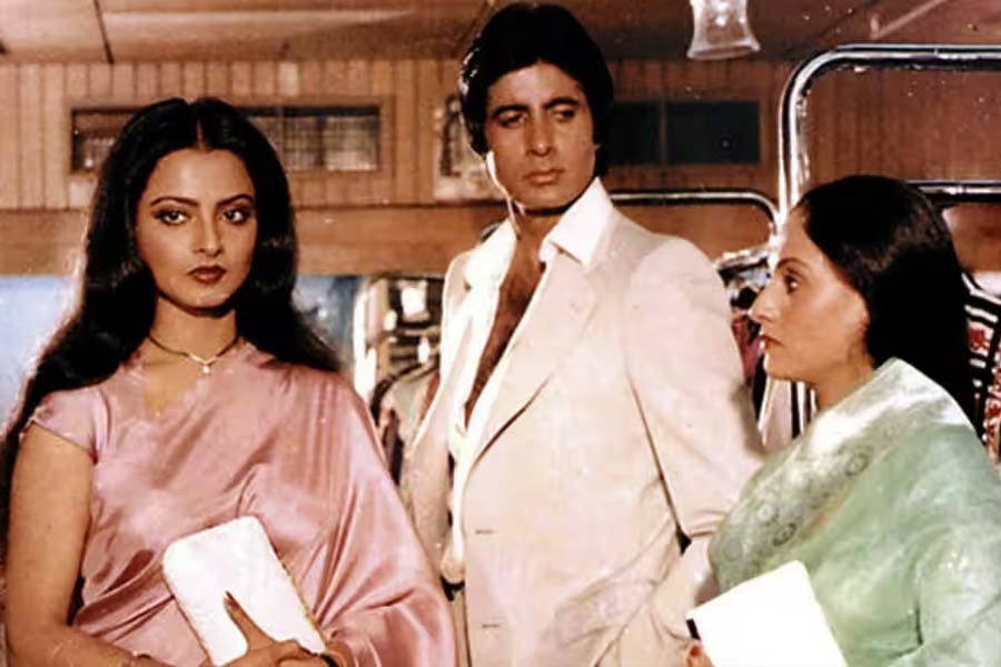 রেখা জানান, ‘মুকদ্দর কা সিকন্দর’ ছবির ‘ট্রায়াল শো’ চলার সময় প্রজেকশন রুমে বসেছিলেন তিনি। সামনের সারিতে বসে ছবি দেখছিলেন জয়া।