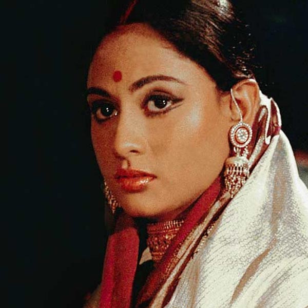 ‘মুকদ্দর কা সিকন্দর’ ছবিতে রেখার সঙ্গে অমিতাভকে রোম্যান্টিক দৃশ্যে অভিনয় করতে দেখে নাকি জয়া কেঁদে ফেলেছিলেন। জয়া যে কাঁদছিলেন তা পিছনের সারিতে বসার কারণে অমিতাভ দেখতে পাননি। কিন্তু রেখা তা স্পষ্ট দেখতে পান বলে সাক্ষাৎকারে জানান অভিনেত্রী।