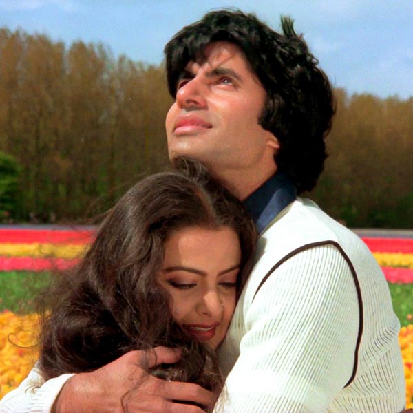 রেখার প্রশ্নের উত্তরে অমিতাভ শুধু বলেন, ‘‘আমাকে এ বিষয়ে কিছু জিজ্ঞাসা কোরো না। আমার কিছু বলার নেই।’’ অথচ বলি ইন্ডাস্ট্রির সকলে নাকি রেখাকে গিয়ে জানাতে শুরু করেন যে অমিতাভ আর তাঁর সঙ্গে অভিনয় করবেন না। সাক্ষাৎকারে এমনটাই দাবি করেন রেখা।