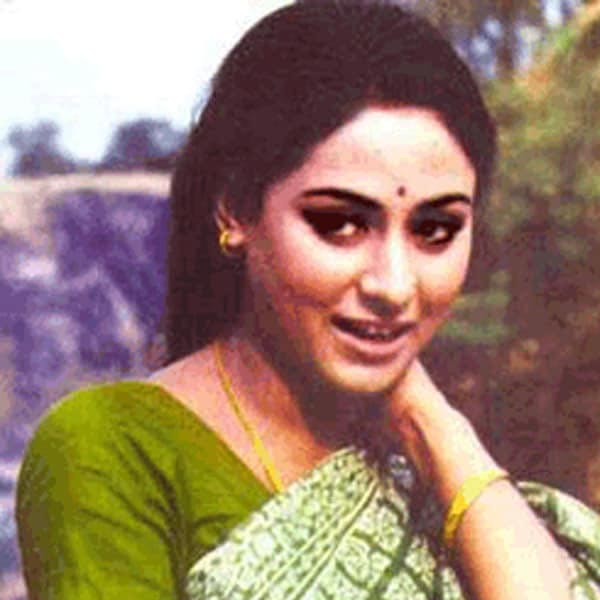 বলিপাড়ায় কানাঘুষো শোনা যায়, ‘সিলসিলা’ ছবিতে নাকি প্রথমে অভিনয় করতে রাজি হচ্ছিলেন না জয়া। কিন্তু ছবির অন্তিম পর্বের কাহিনি শুনে নাকি মত বদলে ফেলেন অভিনেত্রী।