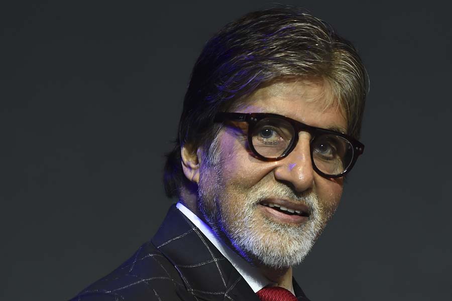 Amitabh Bachchan made a special appearance outside Jalsa to greet his fans on the eve of his birthday