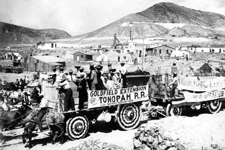 নেভাদার ওই এলাকায় সোনার খোঁজ পাওয়ার পর বিনিয়োগকারীরাও হাজির হয়েছিলেন। এক সময় ৩৬ জন বিনিয়োগকারী মিলিত হয়ে নয়া এক শহর গড়ে ফেলেন। ১৯০৩ সালের ২০ অক্টোবর জন্ম নেয় গোল্ডফিল্ড শহর।