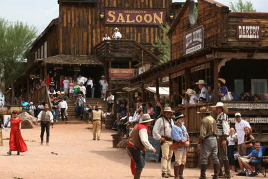 বছরখানেকের মধ্যেই ফুলেফেঁপে উঠেছিল গোল্ডফিল্ড। ধীরে ধীরে নেভাদার সবচেয়ে বড় শহরে পরিণত হয় সেটি। নয়া শহরে গড়ে ওঠে সাজানোগোছানো ঘরবাড়ি, স্কুল, আদালত, হোটেল, দমকল দফতর।