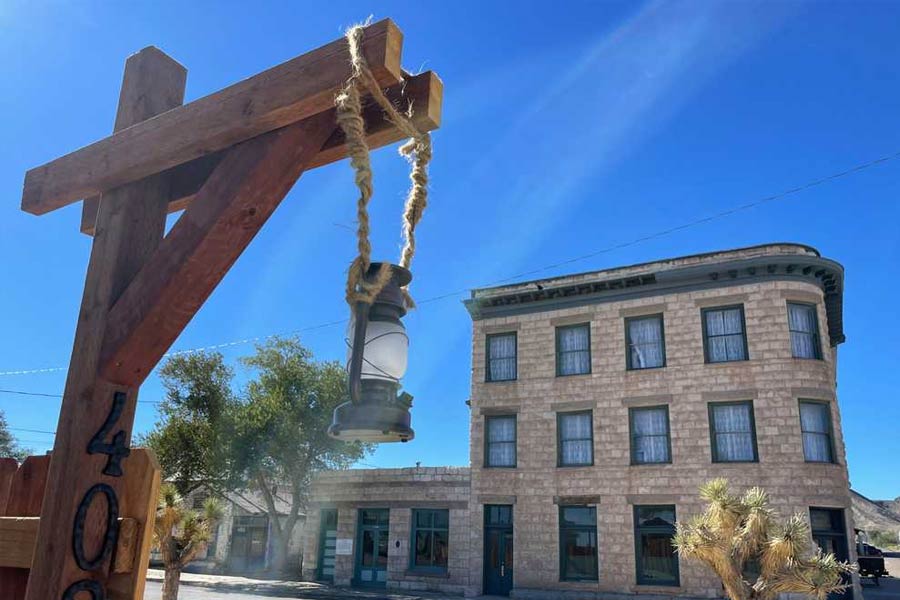 গোল্ডফিল্ডে আরও একটি প্রয়োজনীয় সংযোজন হয়েছিল। শহরে গড়ে উঠেছিল ‘গোল্ডফিল্ড ইউনিয়ন সেমেটারি’ নামে একটি কবরখানা। তবে ছবির মতো সুন্দর অভিজাত ‘গোল্ডফিল্ড হোটেলের’ কাছেই ছিল সেটি। ফলে ট্রেন থেকে নেমে শহরে পা রাখতেই পর্যটকদের চোখে পড়ত তা। সে কারণে ১৯০৮ সালে ওই কবরখানাটি অন্যত্র সরানো হয়।