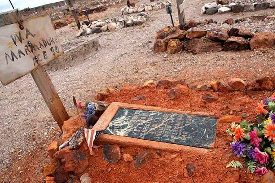 গোল্ডফিল্ডের উত্তরাঞ্চলে নয়া কবরখানাটি গড়ে ওঠে। এ বার তার নাম হয়, ‘পায়োনিয়র সেমেটারি’। পুরনো কবরখানা থেকে ৭০টি দেহ সেখানে সরানো হয়েছিল। নতুন কবরখানার জন্য কাজে লাগানো হয়ছিল হাতে কাটা স্থানীয় পাথর। প্রতিটিতেই কবরের মালিক বা মালকিনের নামে কিছু না কিছু লেখা ছিল।