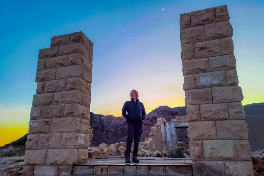 গোল্ডফিল্ডের সবচেয়ে বিখ্যাত কবরটি বোধ হয় লাইব্রেরির আঠা খেয়ে মৃত এক অজ্ঞাতপরিচয়ের। কে ওই ব্যক্তি? কী ভাবে মৃত্যু হল তাঁর? এ নিয়ে বহু প্রশ্ন রয়েছে।