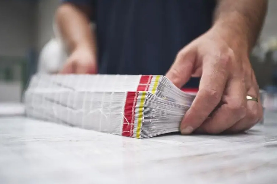 সংবাদপত্রটির আরও দাবি, লাইব্রেরির বইপত্র বাঁধাইয়ের কাজে যে আঠা ব্যবহার করা হত, তা-ই ছিল ওই জারে। সাধারণত ময়দার মধ্যে জল মিশিয়ে ওই ধরনের আঠা তৈরি করা হত। তাতে আরও একটি বিষাক্ত উপাদান অতিমাত্রায় থাকত। যার বিষেই মৃত্যু হয় ওই ভবঘুরের।