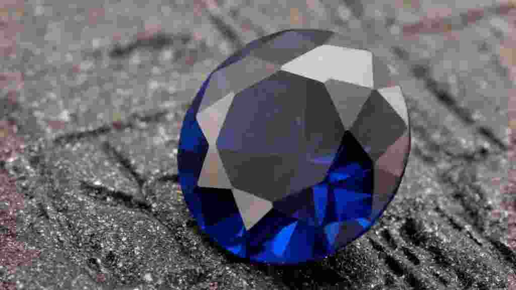 ৪. নীলার সঙ্গে ভুলেও মানিক, পলা, মতি, পোখরাজ ধারণ করবেন না। নীলা হল শনি গ্রহের রত্ন। নীলার সঙ্গে ওই রত্নগুলি পরলে সর্বনাশ নেমে আসতে পারে জীবনে। শনির বিপরীত প্রভাবে আপনি জর্জরিত হতে পারেন নানা ভাবে।