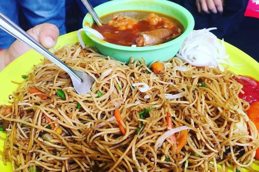 নীলাচল: বাগবাজারে গিয়ে যদি সন্ধেবেলা মনটা খুব ফাস্ট ফুড খেতে চায়?  তা হলে কিন্তু আপনার ঠিকানা হতে পারে নীলাচল। রোল থেকে চাউমিন, ফিস ওরলি,  ফিস বাটার ফ্রাই সহ আরও নানা খাবার পেয়ে যাবেন এখানে। এরা কিন্তু মাছের কচুরিও করে। 