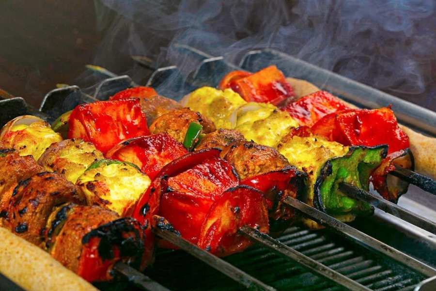 ব্রো’স কাবাব: পুজোর সন্ধেবেলা ডায়েট খাবার খেতে কার আর ভাল লাগে বলুন! কিন্তু লাগাম ছাড়া খেলে আবার মুশকিল। সে ক্ষেত্রে চেখে দেখতে পারেন কাবাব। বাগবাজারে ক্ষুদিরাম মূর্তির ঠিক সামনেই পেয়ে যাবেন ব্রো’স কাবাব। কম দামে ভাল খাবার খেতে চাইলে চলে আসুন এখানে। সঙ্গে কিন্তু থাকে নানা মাছের তন্দুরিও। 