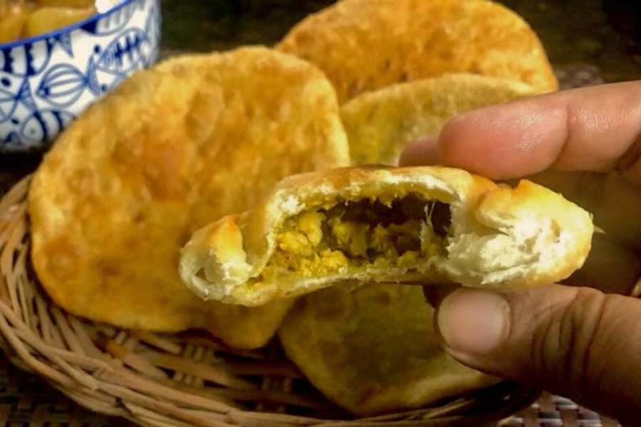 গণশার মাছের কচুরি: কচুরির কথাই যখন উঠল, তখন মাছের কচুরির কথা না বললে নয়! বাগবাজার ক্ষুদিরাম মূর্তির পাশের গলিতে কিছুক্ষণ পায়ে হেঁটে এগোলেই চোখে পড়ে পাল ইটিং হাউস। যদিও স্থানীয়রা এটি গণেশদার দোকান বলেই জানেন। মাছের কচুরির সঙ্গে কষা আলুর দম, আপনার মন জিতে নিতে বাধ্য। 