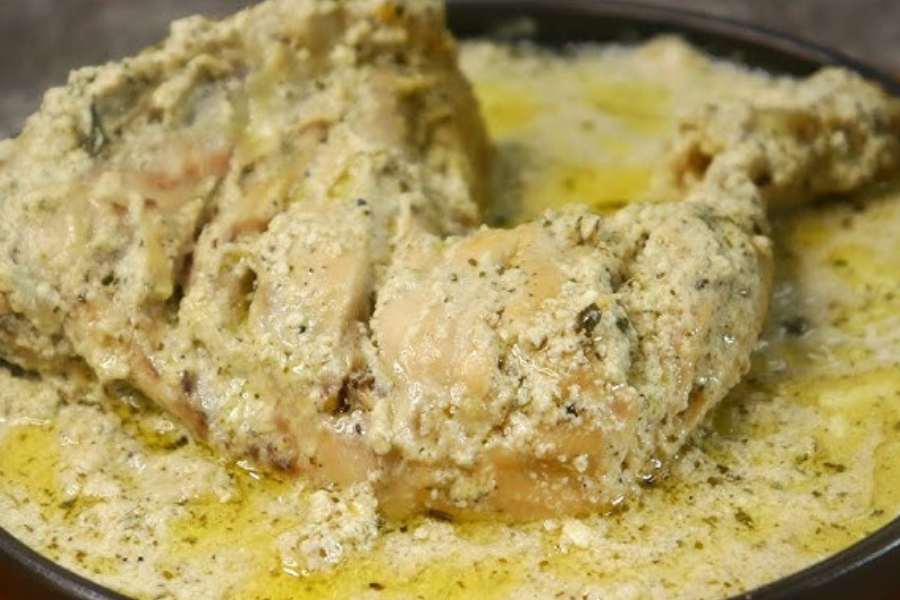 লাল্টু কেবিন: বাগবাজার সার্বজনীনের পুজো দেখে বেরিয়ে বাগবাজার ঘাটের দিকে পা বাড়ালে একটু এগোলেই বাঁ হাতে দেখতে পাবেন লাল্টু কেবিন। ফাস্ট ফুড থেকে মোমো তো আছেই। তবে এই দোকানের মূল আকর্ষণ কিন্তু ভাইরাল ভাপা চিকেন। ফয়েল প্যাকে মুড়ে ভাপে রান্না করা এই মাংস খেলে আপনার মন ভাল হতে বাধ্য। 