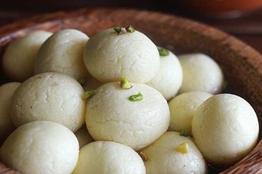 নবীন চন্দ্র দাশ: শেষ পাতে একটু মিষ্টি না হলে যেন কিছুতেই ব্যাপারটা জমতে চায় না। বিশেষ করে জায়গাটা যদি হয় রসগোল্লার জন্মস্থান তা হলে তো মিষ্টি খেতেই হবে। তাই শেষ পাতে মিষ্টি মুখ করতে চলে আসুন রাজবল্লভ পাড়ার মোড়ে নবীন চন্দ্র দাসের মিষ্টির দোকানে। রসগোল্লা এবং দই সহযোগে শেষ করুন খাওয়াদাওয়া।