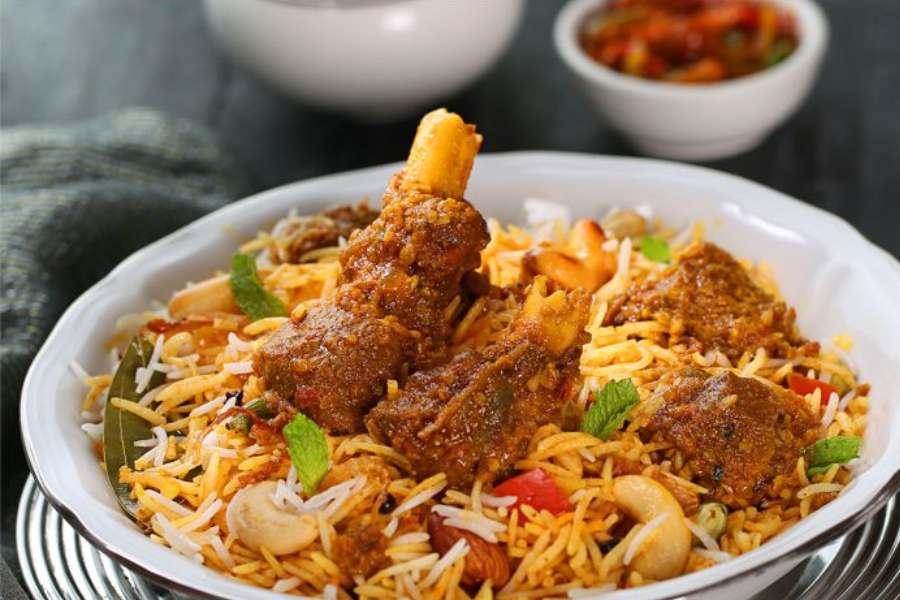 অনির’স  ফাস্ট: ফুড চাইলে চলে আসতে পারেন বাগবাজার স্ট্রিটের মুখে এই দোকানে। লাচ্চা পরোটায় বানানো রোল থেকে, বিরিয়ানি, কাবাব চাইনিজ খাবার পাবেন আরও অনেক কিছুই। 