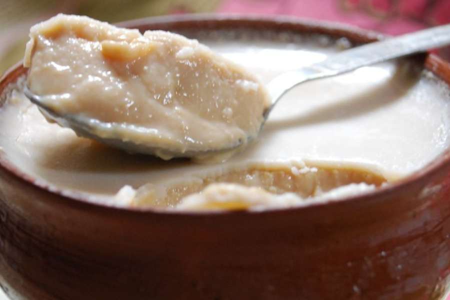 দ্বারিক গ্র্যান্ড সন্স:  মিষ্টির দোকানের মধ্যে অন্যতম বিখ্যাত হল এই দোকান। লট চমচম থেকে দই, মনোহরা সন্দেশ, কমলা ভোগ কী নেই। চাইলে নোনতা মুখ করতে পারবেন। এখানকার রাধাবল্লভীর স্বাদ মুখে লেগে থাকার মতো। 