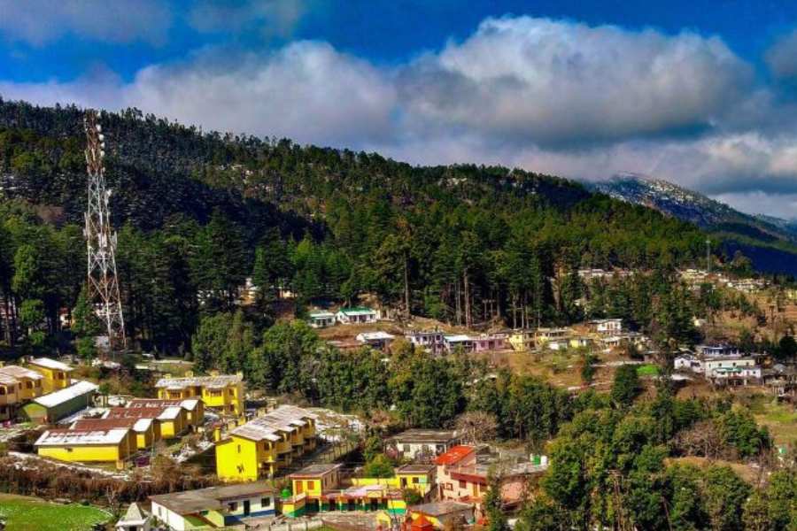 উত্তরাখণ্ডকে বলা হয় দেবভূমি। কথিত আছে স্বয়ং দেবাদিদেব মহাদেবের বাসস্থান এখানেই। আরও দেবদেবীদের আনাগোনা উত্তরাখন্ডের তুষারাবৃত নানান দুর্গম শৃঙ্গে। অত্যাশ্চর্য প্রাকৃতিক শোভায় মোড়া এখানকার ভূখন্ডগুলি!