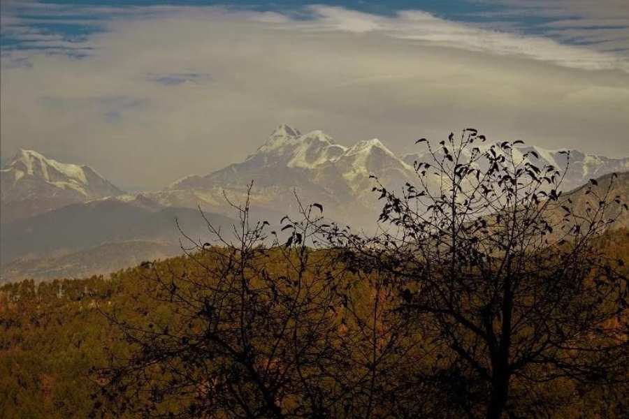 পুরাণের বর্ণনা অনুযায়ী মানুষের বিশ্বাস,  এই পাহাড়িয়া গ্রামেই ভগবান শিব বিয়ে করেছিলেন সতীকে! পুরান, ইতিহাস, স্থাপত্য, বিজ্ঞান, প্রাকৃতিক সৌন্দর্য ব্যবসা— সব যেন পাশাপাশি হাত ধরাধরি করে বয়ে চলেছে গোয়ালদামে।