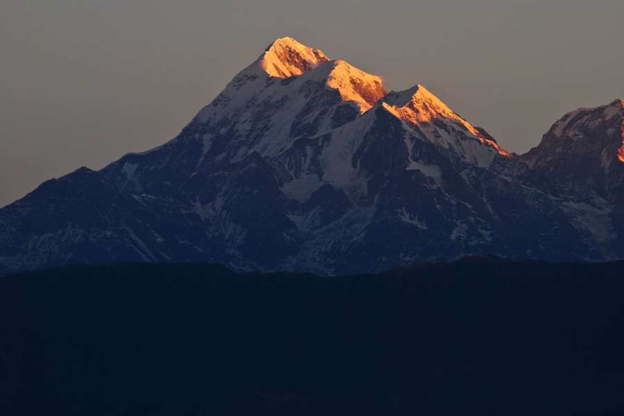 ভৌগলিক ভাবে গাড়োয়াল আর কুমায়ুন পর্বতমালার মাঝখানে অবস্থিত গোয়ালদাম আদতে এক পাহাড়ি গাঁ। প্রাকৃতিক সৌন্দর্যের নিরিখে যে জায়গাটা রূপকথাকেও হার মানায়। 