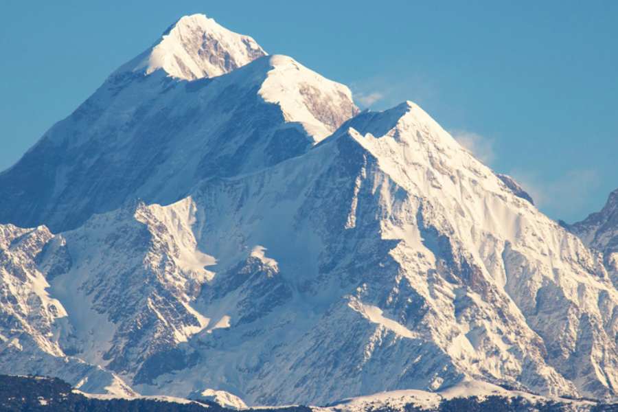 তুষারাবৃত পর্বত শৃঙ্গ,  রৌদ্রজ্জ্বল নীল আকাশের নীচে এঁকেবেঁকে যাওয়া পাহাড়ি পথ,  বনভূমি,  ছোট-বড় নানা ধরনের হ্রদ মিলেমিশে গোয়ালদাম এক শান্ত নিরিবিলি জনপদ। অভিযান-প্রিয় পর্যটকেরাও এখানে এলে নিরাশ হবেন না। প্রচুর ট্রেকিংয়ের সুবন্দোবস্ত আছে‌ এখানে। 