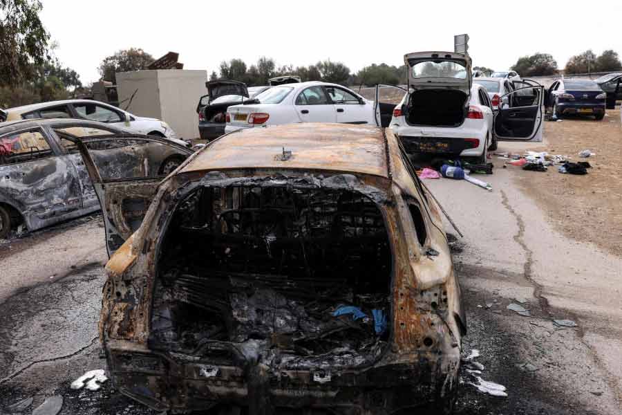 গাজ়াকে হাতে এবং ভাতে মারতে জল এবং বিদ্যুৎ সংযোগ দেওয়া বন্ধ করেছে ইজ়রায়েল। কারণ জল, বিদ্যুৎ সংযোগ এবং টেলি সংযোগের জন্য মূলত ইজ়রায়েলের উপর নির্ভরশীল গাজ়া।